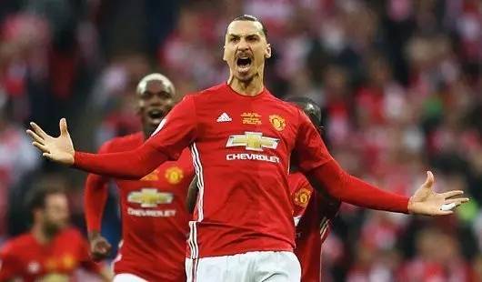 “友好互动”，WWE摔角手场上穿伊萨克红军球衣挑衅纽卡本地观众